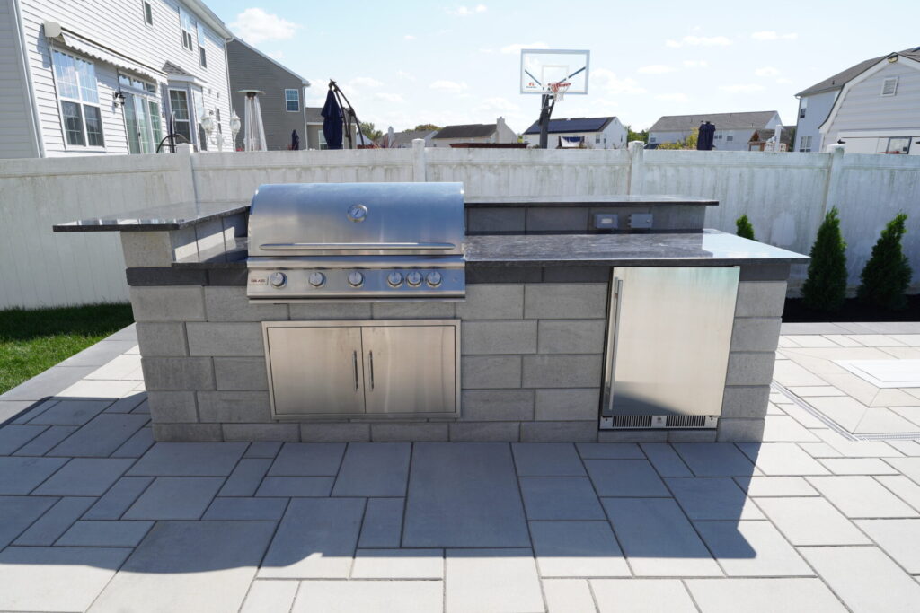 outdoor kitchen by evergreen pros